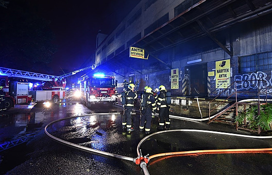 Požárem skladu s nábytkem v Praze 3. (23.8.2021)