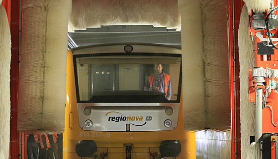 Myčka pro vlaky, která slouží železničním dopravcům v Brně.