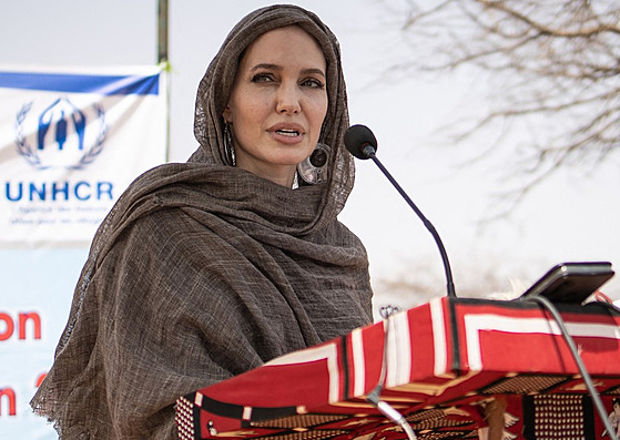 Angelina Jolie jako zvlátní velvyslankyn OSN v uprchlickém táboe Goudebo...
