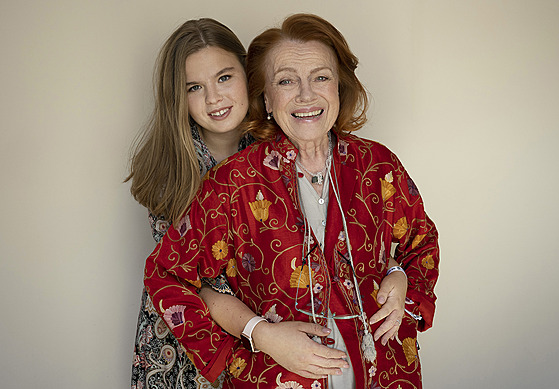 Iva Janurová s vnukou Adinou (Karlovy Vary, 25. srpna 2021)