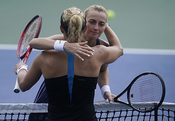 Petra Kvitová gratuluje Angelique Kerberové, tvrtfinále v Cincinnati vzdala.
