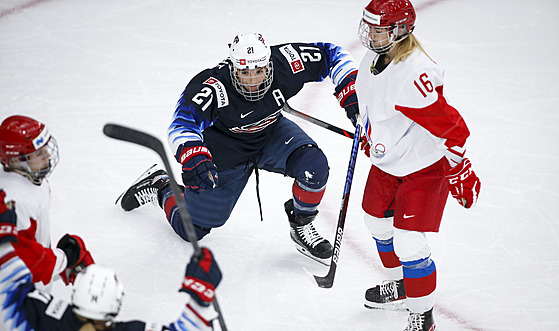 Americká hokejistka Hilary Knightová slaví gól do ruské sít.