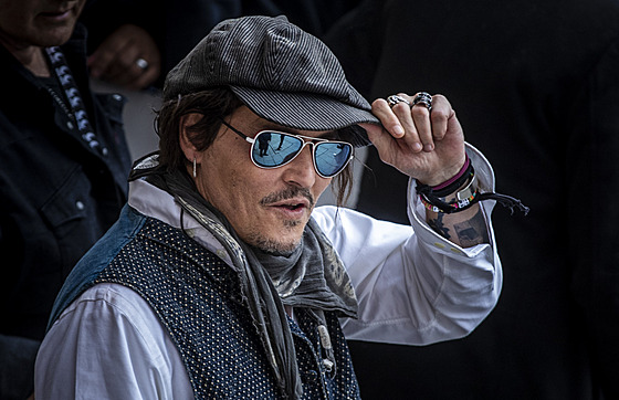 Johnny Depp pichází do Mstského divadla, kde následn uvedl snímek Minamata...