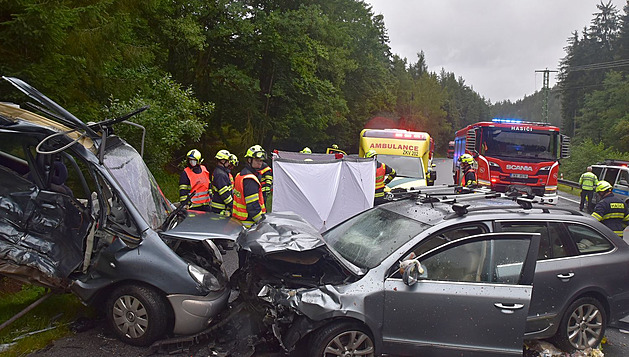 Dopravní nehoda na hlavním silniním tahu z Karlových Var na Prahu. (23. srpna...