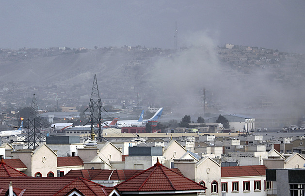 Tečka za chaotickou evakuací. Tálibán zabil strůjce útoku na kábulské letiště