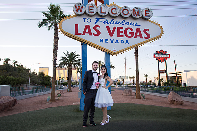 Las Vegas očekává na Silvestra rekordní počet sňatků. Snoubence láká datum