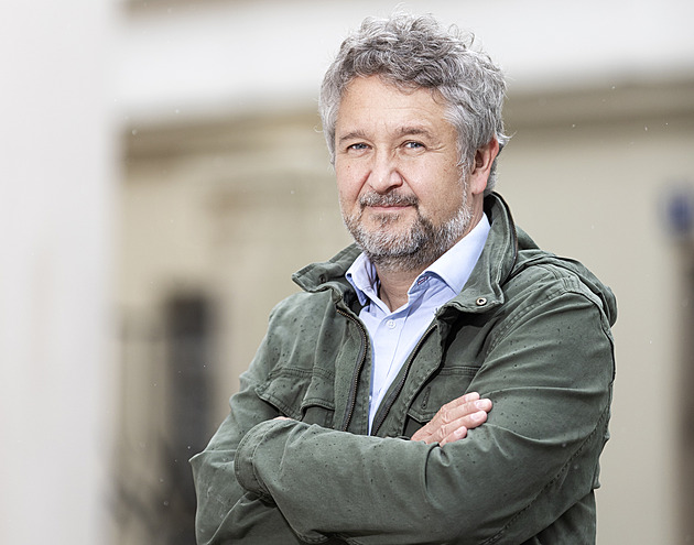 Více vymáhat opatření a lokálně testovat ve školách i firmách, doporučuje MeSES