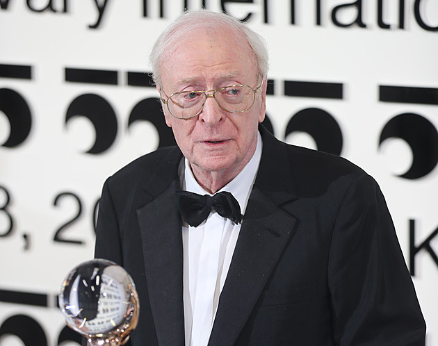 Zapíral matku před výběrčím činže. Hrát musel Michael Caine už jako tříletý