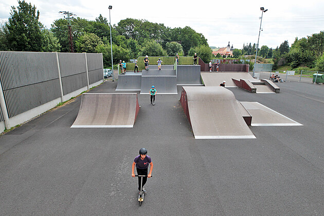 Ostrovský skatepark zaal po rekonstrukci opt slouit mladým jezdcm.