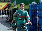 ROK 1991. Michael Schumacher si na okruhu v belgickém Spa projídí tra na kole.