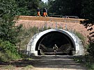 Výstavba nového tunelu na frekventované cyklostezce na Slapany pokračuje.