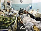 Zranní lidé v nemocnici v Kábulu po výbuchu na letiti (26. srpna 2021)