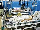 Zranní lidé v nemocnici v Kábulu po výbuchu na letiti (26. srpna 2021)