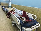 Zranní lidé v nemocnici po výbuchu na letiti (26. srpna 2021)