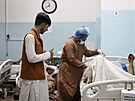 Zranní lidé leeli v nemocnic po výbuchu na letiti. (26. srpna 2021)