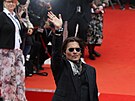 Johnny Depp na erveném koberci v Karlových Varech. (26. srpna 2021)