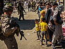 Amerití vojáci dohlíejí u letit v Kábulu na Afghánce, kteí se snaí...