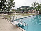 V nedli se slavnostn otevel opravený bazén v hotelu Thermal v Karlových...