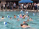 Baz�n jako prvn� vyzkou�ely d�ti z karlovarsk�ho plaveck�ho odd�lu. (22. srpna...