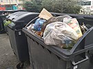 Takto pln jsou plastov kontejnery u Rolnickho domu v Ndran ulici dva dny...