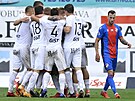 Fotbalisté Hradce Králové se radují z gólu proti Plzni.
