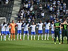Hrái Herthy Berlín (v modrobílém) a Wolfsburgu drí ped vzájemným stetnutím...