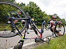 Jeden ze závodník eí lehí defekt bhem LEtape Czech Republic by Tour de...