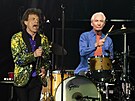 Charlie Watts (vpravo) na koncertu Rolling Stones. (22. srpna 2019)