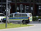 Policejní vozy ped Technickou univerzitou v nmeckém Darmstadtu, kde se sedmi...