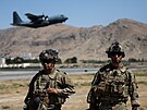 Amerití vojáci steí kábulské letit v Afghánistánu. Bombové útoky urychlily...