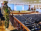 Voják Tálibánu hlídá setkání akademik se zástupci ministerstva kolství. (29....