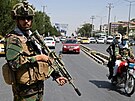 Vojáci Tálibánu hlídají ulice Kábulu po teroristickém útoku na místním letiti....