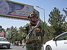 Vojáci Tálibánu hlídají ulice Kábulu po teroristickém útoku na místním letiti....
