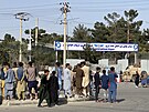 Afghánci sledují dní u letit v Kábulu. (20. srpna 2021)