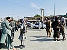 Tálibánci drí strá u letit v Kábulu, kam se snaí dostat stovky lidí. (20....