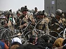 Amerití vojáci dohlíejí na provoz letit v Kábulu. (20. srpna 2021)