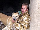 Exlen britského námonictva Paul Pen Farthing s jedním ze zachránných ps...