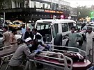 U letit v Kábulu se zejm odpálil sebevraedný atentátník, výbuchy mají...