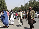 Tálibánské jednotky hlídají letit po výbuchu, pi kterém zemelo pes sto...