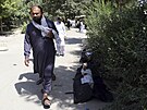 Lidé se snaí identifikovat mrtvé po útoku na letiti v Kábulu. (27. srpna 2021)