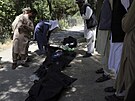 Lidé se snaí identifikovat mrtvé po útoku na letiti v Kábulu. (27. srpna 2021)