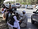 Stovky lidí ekají u letit v Kábulu. (27. srpna 2021)