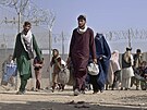 Pákistánci a Afghánci pecházejí hraniní pechod aman. (27. srpna 2021)