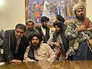 Tálibántí bojovníci pózují ped fotografy v kancelái afghánského prezidenta,...