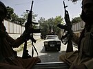 Ozbrojenci Tálibánu se pesouvají rychle v pickupech. (19. srpna 2021)