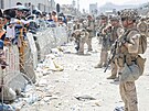 Amerití vojáci dohlíejí na poádek na kábulském letiti. (20. srpna 2021)