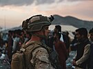 Amerití vojáci chystají evakuaci na kábulském letiti. (20. srpna 2021)