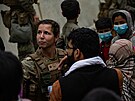 Americká vojaka chystá evakuaci na kábulském letiti. (20. srpna 2021)