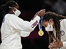 Americká basketbalistka Tina Charlesová (vlevo) povsila na krk tokijské zlato...
