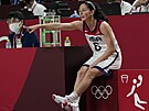 Americká basketbalistka Sue Birdová usmruje své spoluhráky.